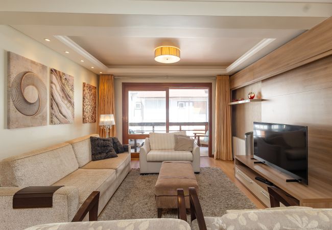 Apartamento em Gramado - Apto amplo 2D (banho social+lavabo) no coração de Gramado!