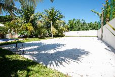 Casa em Araruama - Casa com Piscina, Quadra de Areia e Churrasqueira