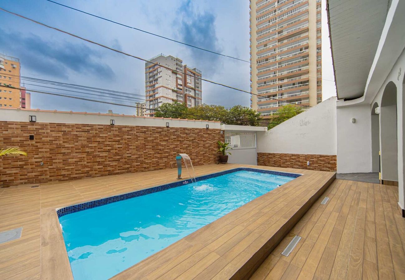 Casa em Praia Grande - Casa com Piscina e Churrasqueira a 220 m da Praia