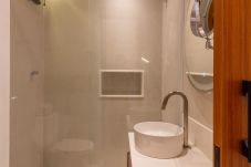 Apartamento em Rio de Janeiro - 5 minutos da Praia de Copacabana | BR1105