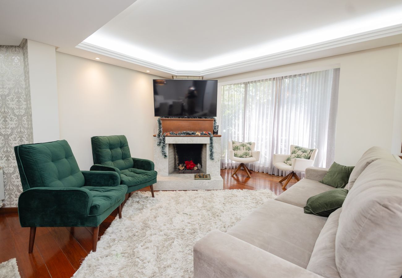 Apartamento em Gramado - Amplo AP térreo 4 suítes a 600m da Rua Coberta