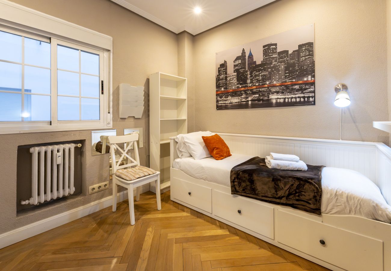 Apartment in Madrid - Cozy Apartment Madrid. Bº SALAMANCA, IFEMA. AEROPUERTO. 2 ROOMS- 6 PAX - ELEVATOR Apartment in Madrid - Cozy Apartment Madrid. Bº SALAMANCA, IFEMA. AEROPUERTO. 2 ROOMS- 6 PAX - ELEVATOR