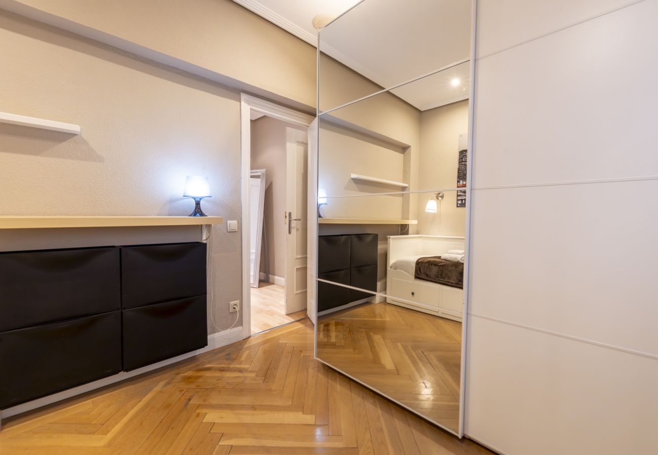 Apartment in Madrid - Cozy Apartment Madrid. Bº SALAMANCA, IFEMA. AEROPUERTO. 2 ROOMS- 6 PAX - ELEVATOR Apartment in Madrid - Cozy Apartment Madrid. Bº SALAMANCA, IFEMA. AEROPUERTO. 2 ROOMS- 6 PAX - ELEVATOR