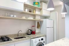 Full kitchen.