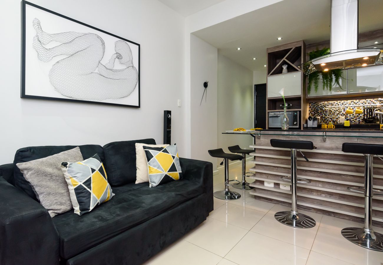 Living room Large and well-lit living room, equipped with sofa, TV and air conditioning