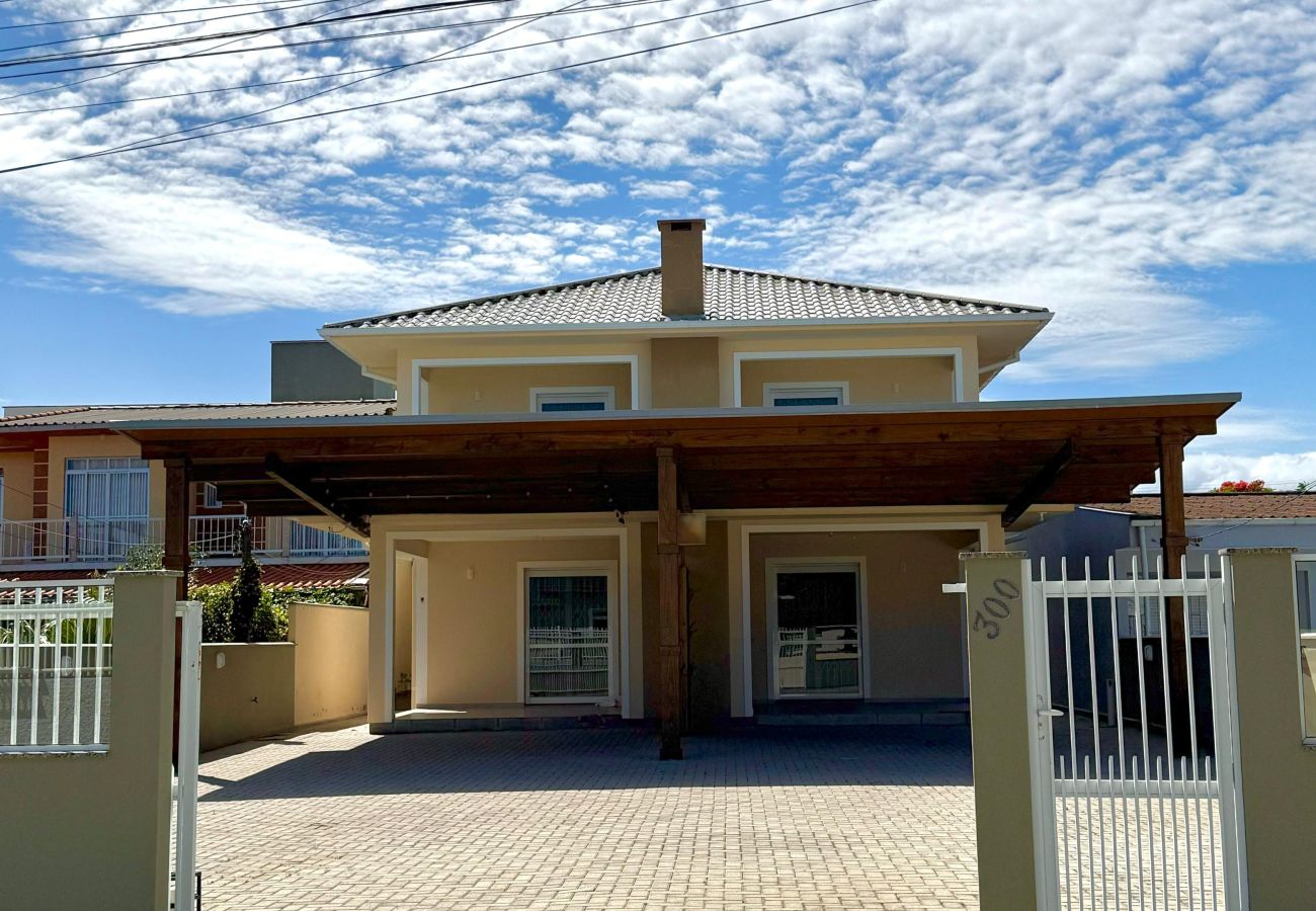 House in Palhoça - Casa na praia c WiFi e churrasqueira em Palhoça/SC