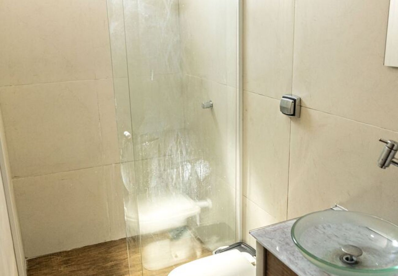 Apartment in Guarujá - Quarto de Pousada a 100 metros da Praia da Enseada Apartment in Guarujá - Quarto de Pousada a 100 metros da Praia da Enseada