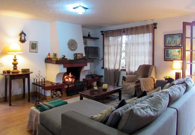 Villa in Campos do Jordão - Chalé com lareira e Wi-Fi em Campos do Jordão/SP