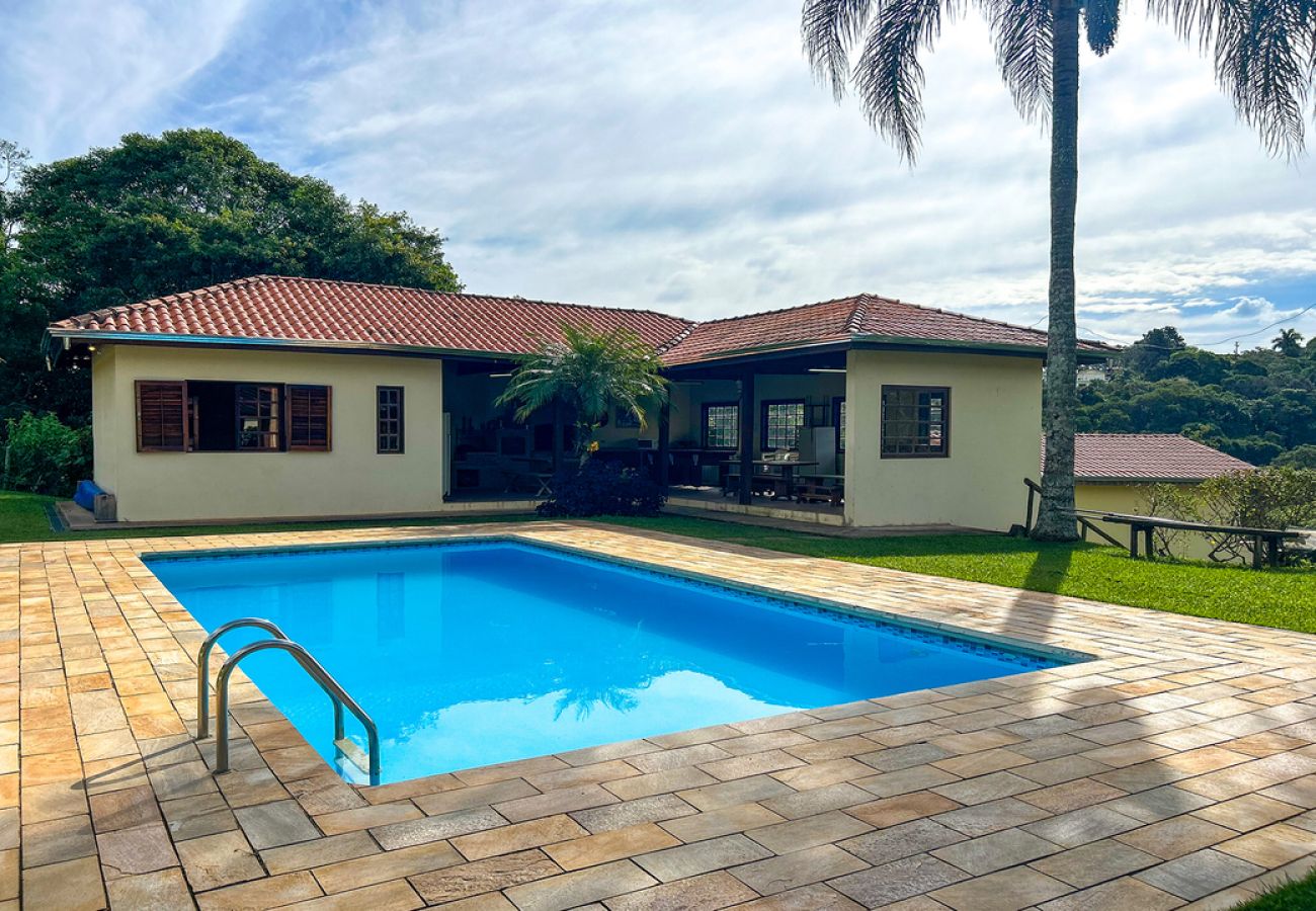 House in Mairinque - Casa de campo c piscina e natureza em Mairinque/SP