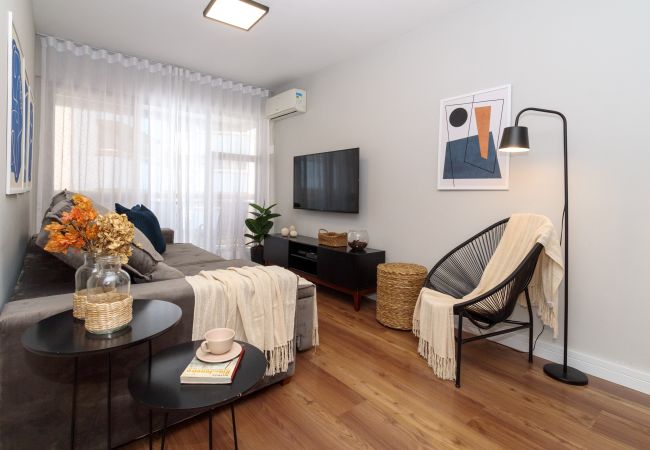  in Rio de Janeiro - MTR706| Apto. condominio completo e vaga no Leblon