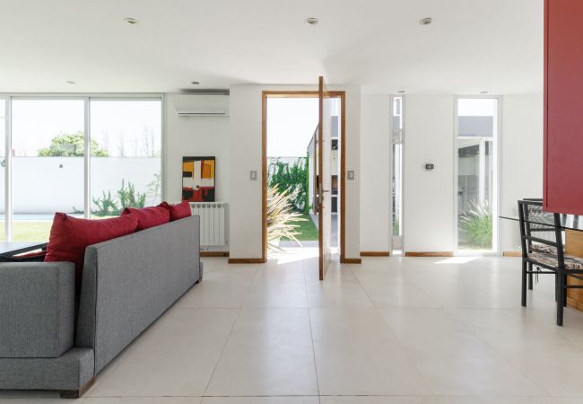 House in Maipù -  Casa con pileta y quincho a 5 minutos de Chacras! House in Maipù -  Casa con pileta y quincho a 5 minutos de Chacras!
