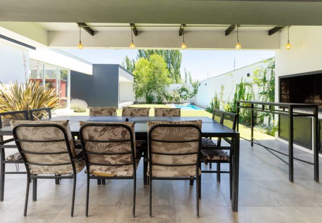 House in Maipù -  Casa con pileta y quincho a 5 minutos de Chacras! House in Maipù -  Casa con pileta y quincho a 5 minutos de Chacras!