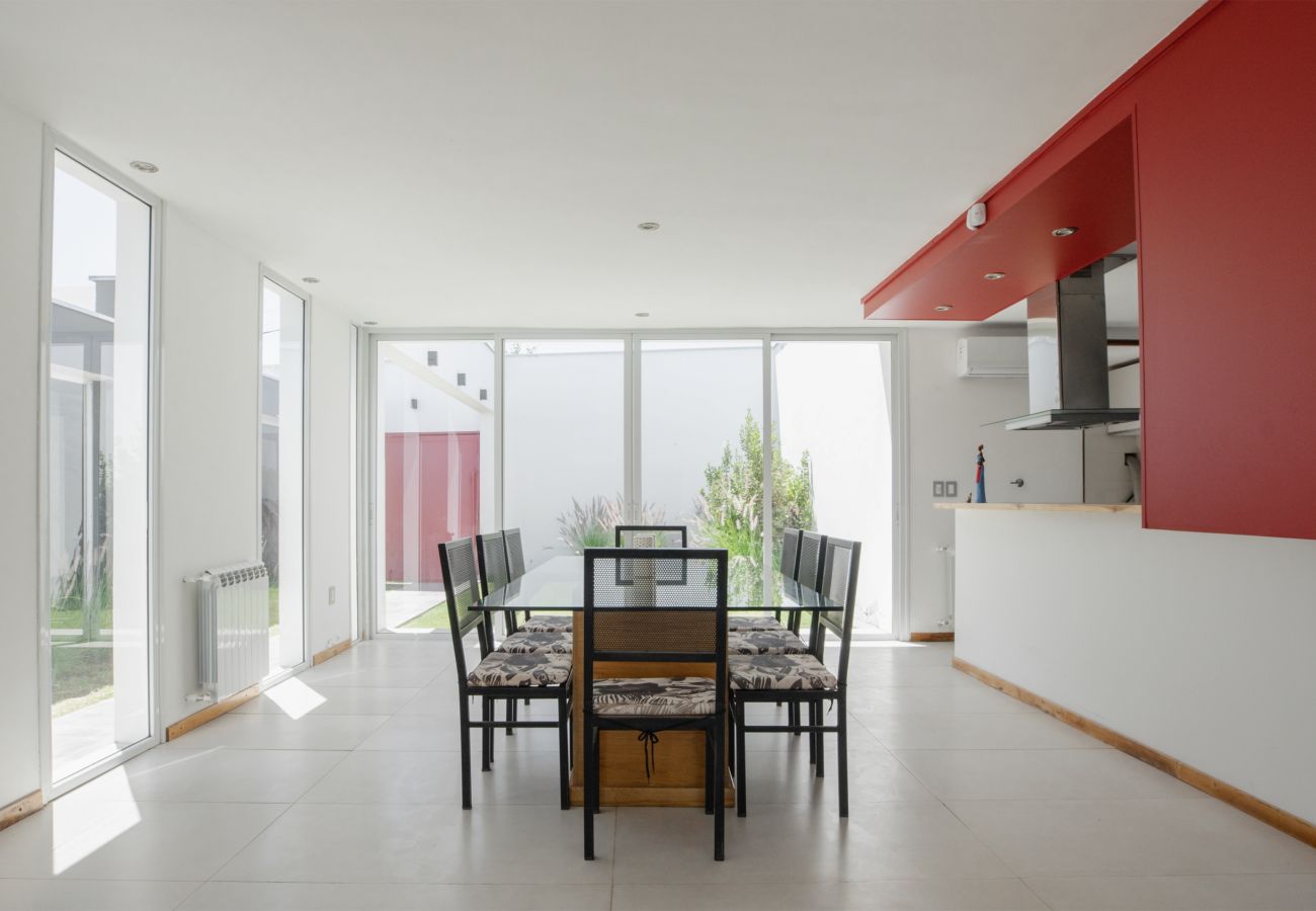 House in Maipù -  Casa con pileta y quincho a 5 minutos de Chacras! House in Maipù -  Casa con pileta y quincho a 5 minutos de Chacras!