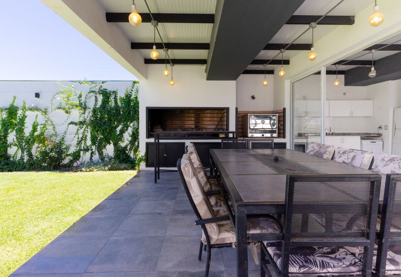 House in Maipù -  Casa con pileta y quincho a 5 minutos de Chacras! House in Maipù -  Casa con pileta y quincho a 5 minutos de Chacras!