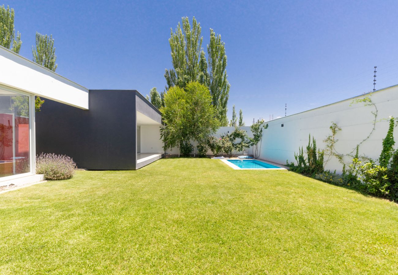 House in Maipù -  Casa con pileta y quincho a 5 minutos de Chacras! House in Maipù -  Casa con pileta y quincho a 5 minutos de Chacras!