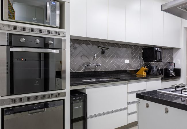 Apartment in Rio de Janeiro - 3 minutes from Leme beach | GRC701 Apartment in Rio de Janeiro - 3 minutes from Leme beach | GRC701