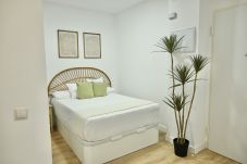 Studio in Madrid - Estudio Acogedor con Cama Doble y Sofá Cama Cerca de la Animada Avenida Albufera MPE35I