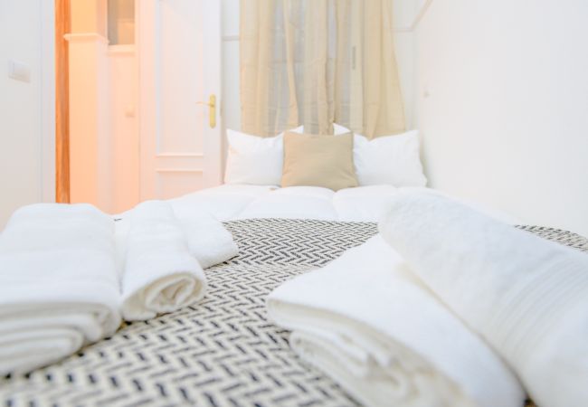 Apartment in Madrid - Atractivo apartamento de un dormitorio con patio interior junto al Intercambiador de Avenida América CTG83 Apartment in Madrid - Atractivo apartamento de un dormitorio con patio interior junto al Intercambiador de Avenida América CTG83