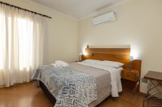 Apartment in Gramado - Quatro Dormitórios (1 suíte) a 80 m da Rua Coberta