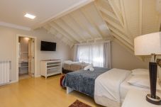 Apartment in Gramado - DUPLEX, 4 suítes, 2 vagas no coração de Gramado