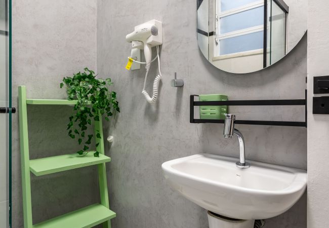 Studio in Rio de Janeiro - 3 minutes from Copacabana beach | RD1205 Studio in Rio de Janeiro - 3 minutes from Copacabana beach | RD1205