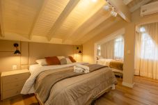 Apartment in Gramado - NOVO! Duplex 4D (3 suites) a 600m da Rua Coberta