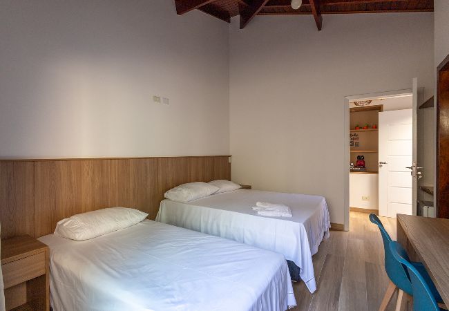  in São Sebastião - Quarto com Wi-Fi, ar-condicionado e a 300m do mar