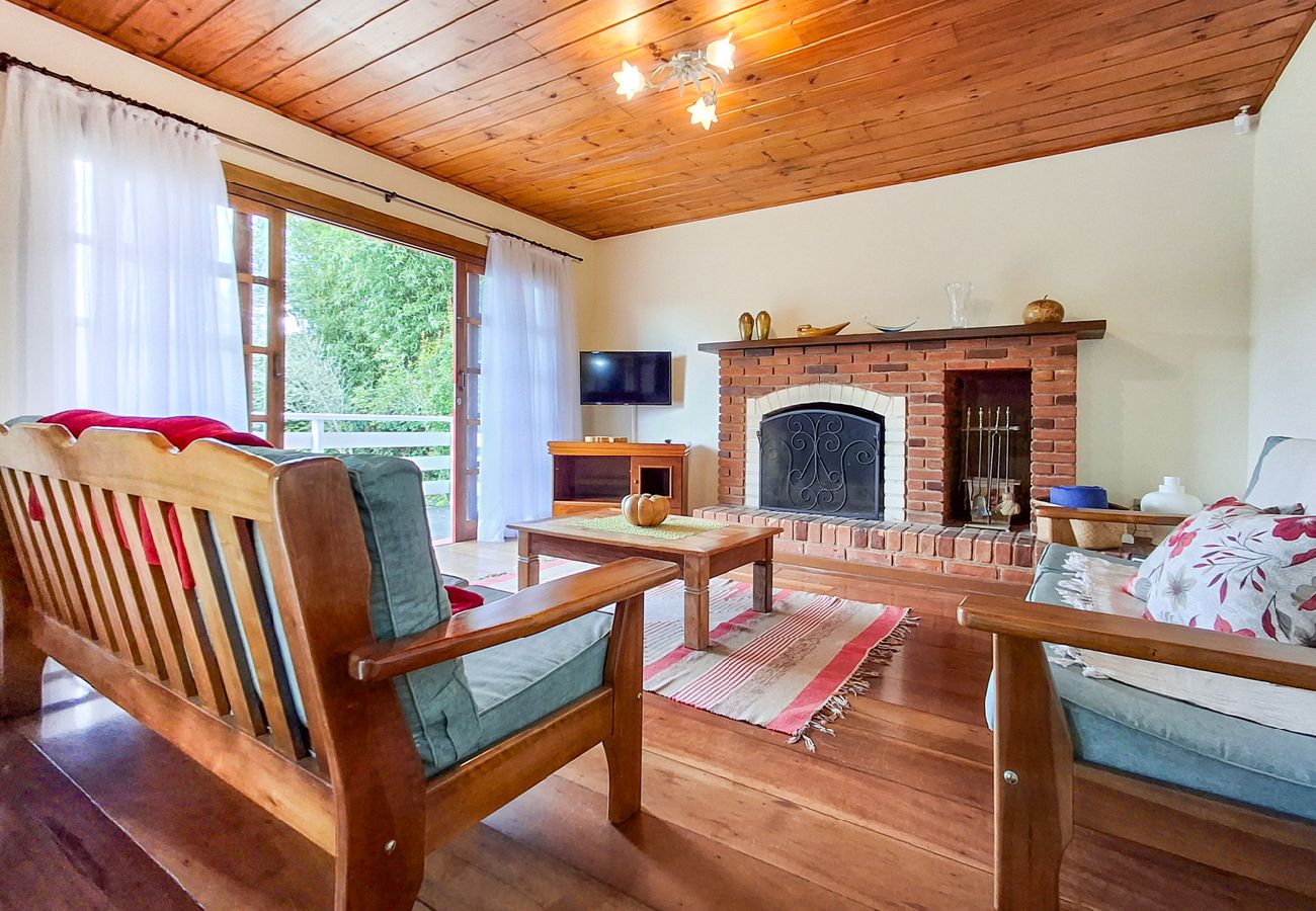 House in Campos do Jordão - Casa aconchegante c lareira, churrasqueira e Wi-Fi