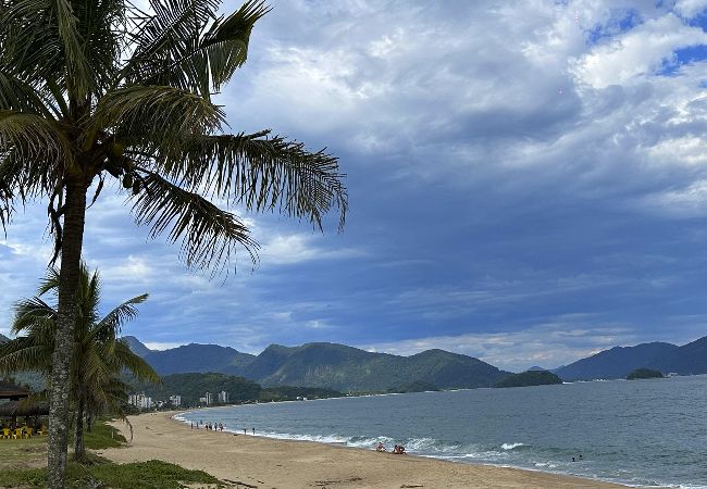  in Ubatuba - Apto com Wi-Fi, churrasq e quintal a 900m do mar