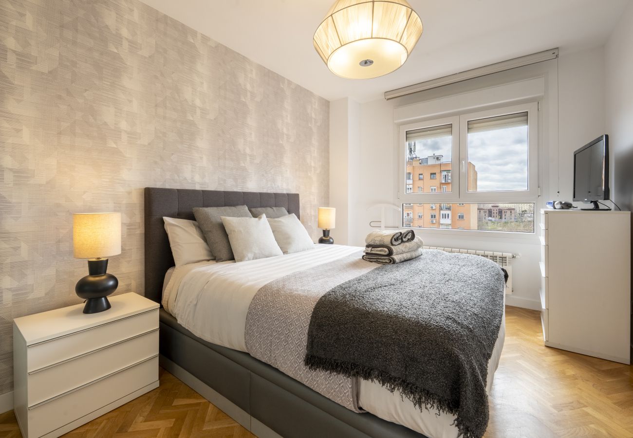 Apartment in Madrid - Spacious 3-bedroom, 2-bathroom flat in Residential Complex with Swimming Pool, Paddle Tennis _ Madrid 