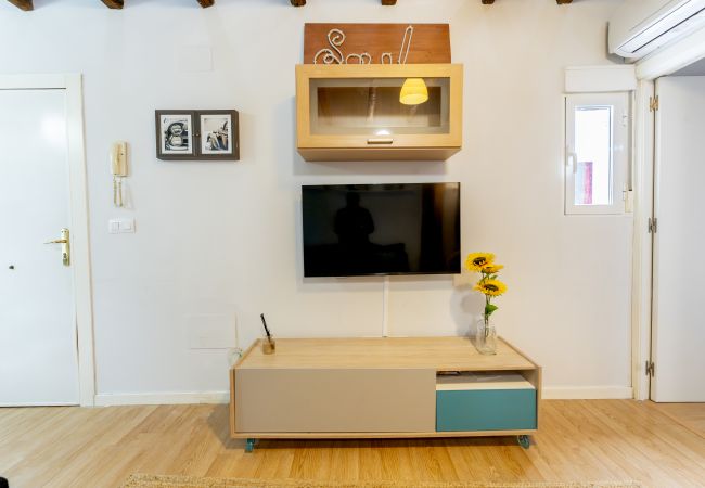 Apartment in Madrid - Two bedroom flat steps away from the Reina Sofía Museum: comfort and perfect location in Madrid Apartment in Madrid - Two bedroom flat steps away from the Reina Sofía Museum: comfort and perfect location in Madrid