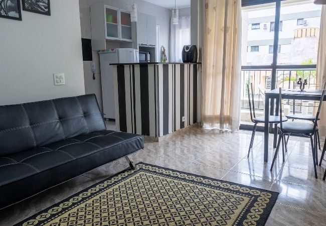  in Guarujá - Apto c ar-condicionado a 800m da Praia da Enseada