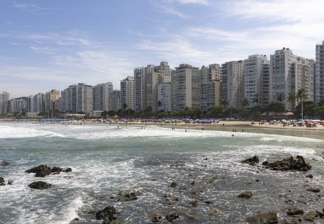  in Guarujá - Apto a 1 quadra da Praia de Pitangueiras com WiFi