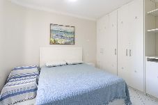 Apartment in Guarujá - Apto a 1 quadra da Praia de Pitangueiras com WiFi