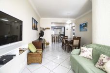 Apartment in Guarujá - Apto a 1 quadra da Praia de Pitangueiras com WiFi