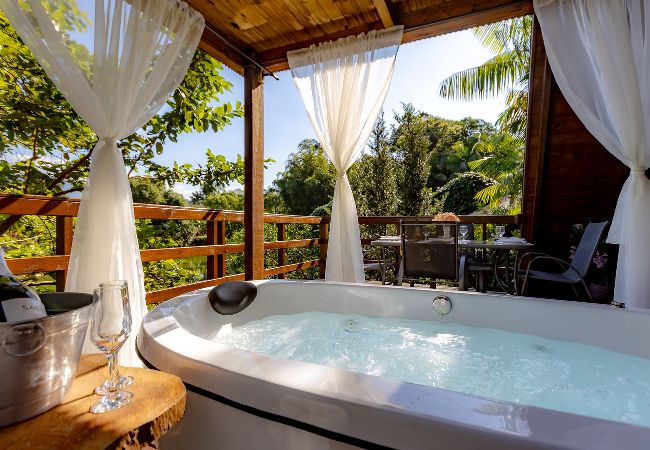 Villa in Joinville - Chalé confortável com pisc,WiFi, garagem e jacuzzi