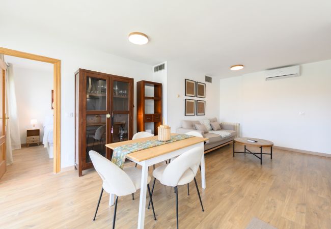 Apartment in Madrid - Modern 1-bedroom flat with large windows and sofa bed for guests in Madrid Apartment in Madrid - Modern 1-bedroom flat with large windows and sofa bed for guests in Madrid