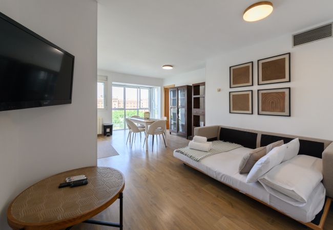 Apartment in Madrid - Modern 1-bedroom flat with large windows and sofa bed for guests in Madrid Apartment in Madrid - Modern 1-bedroom flat with large windows and sofa bed for guests in Madrid