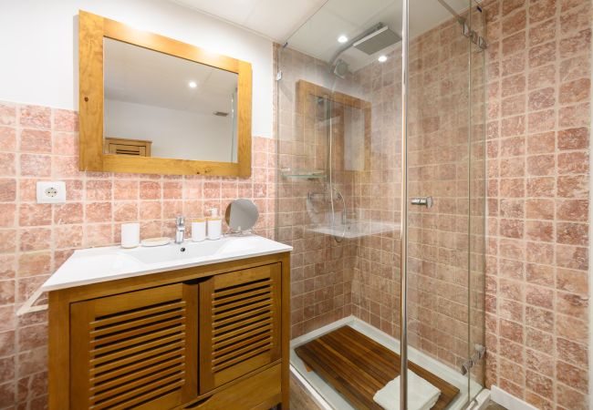 Apartment in Madrid - Modern 1-bedroom flat with large windows and sofa bed for guests in Madrid Apartment in Madrid - Modern 1-bedroom flat with large windows and sofa bed for guests in Madrid