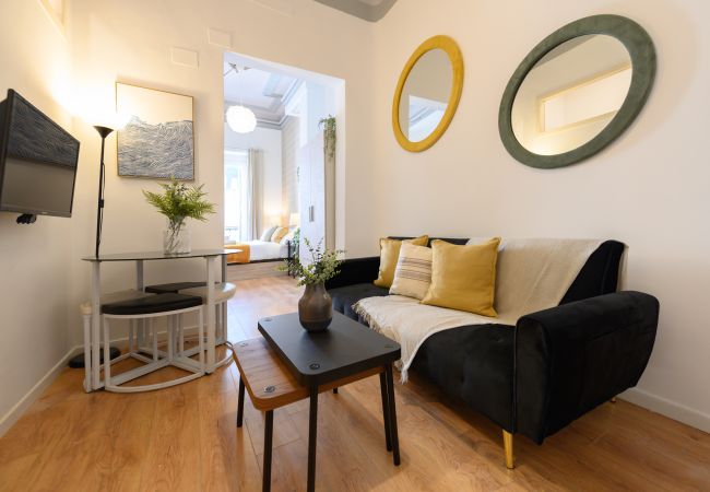  in Madrid - 1-bedroom flat with balcony in the heart of Madrid