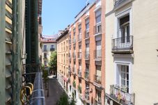 Apartment in Madrid - 1-bedroom flat with balcony in the heart of Madrid