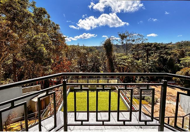  in Campos do Jordão - Casa com 4 Suítes, Jacuzzi e Lareira Externa