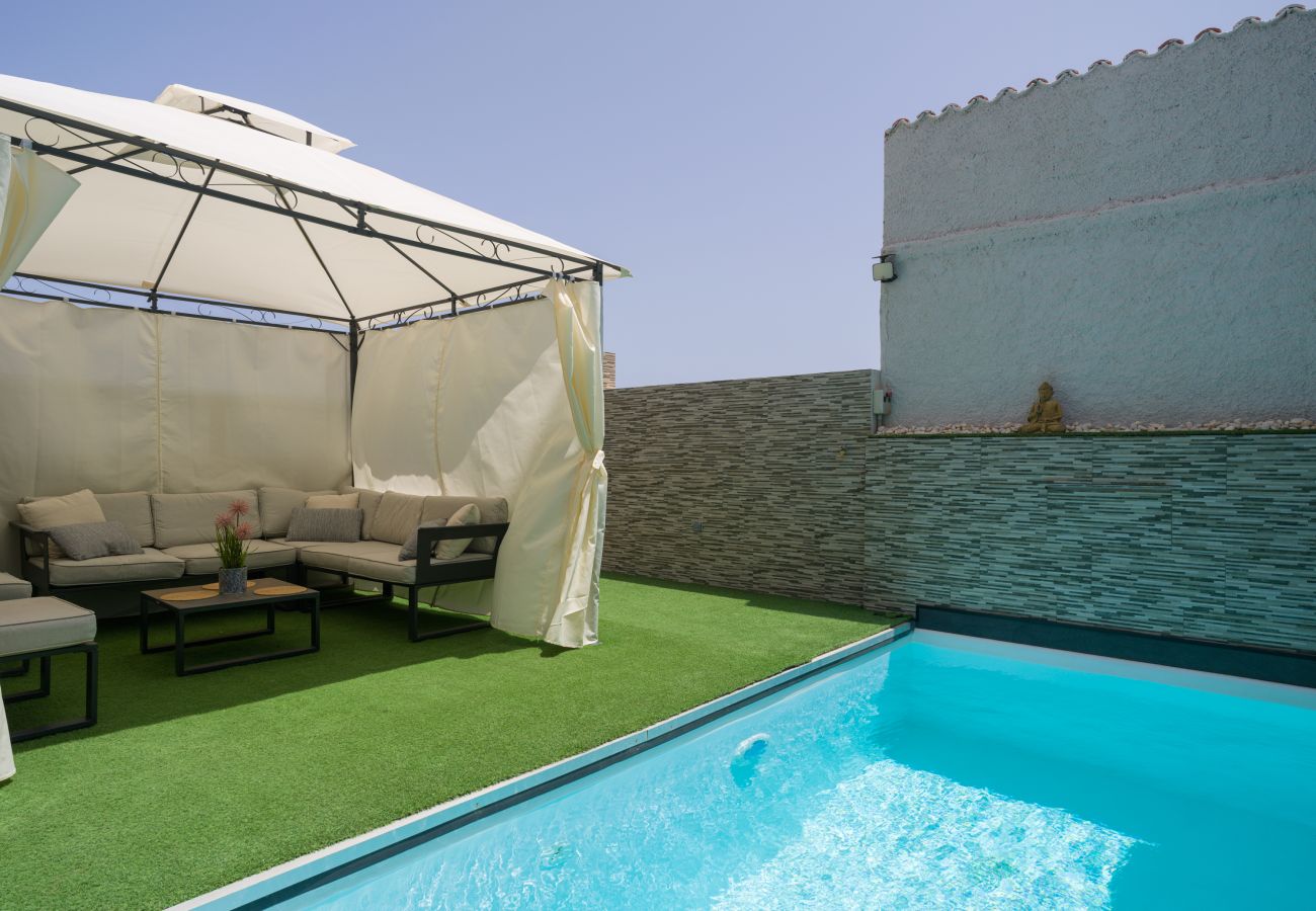 Terraced House in Telde - Townhouse in Telde with pool and sea views