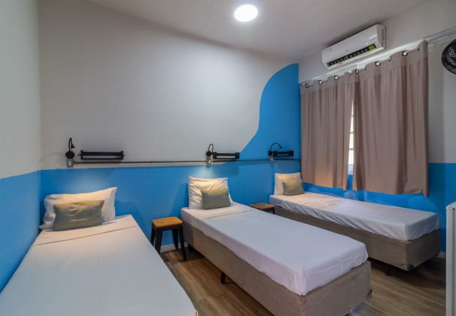 Rent by room in Rio de Janeiro - Hostel Leblon - private triple suite