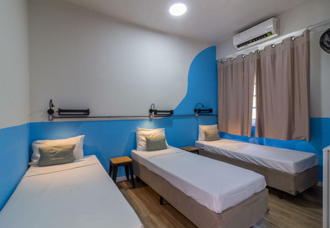 Rent by room in Rio de Janeiro - Hostel Leblon - private triple suite