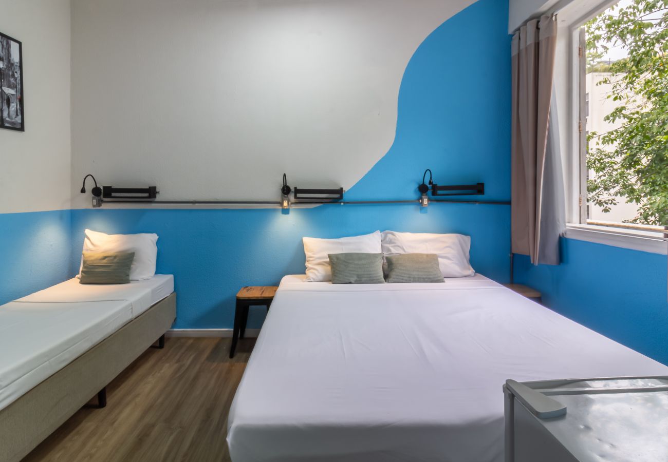 Rent by room in Rio de Janeiro - Hostel Leblon - private triple suite