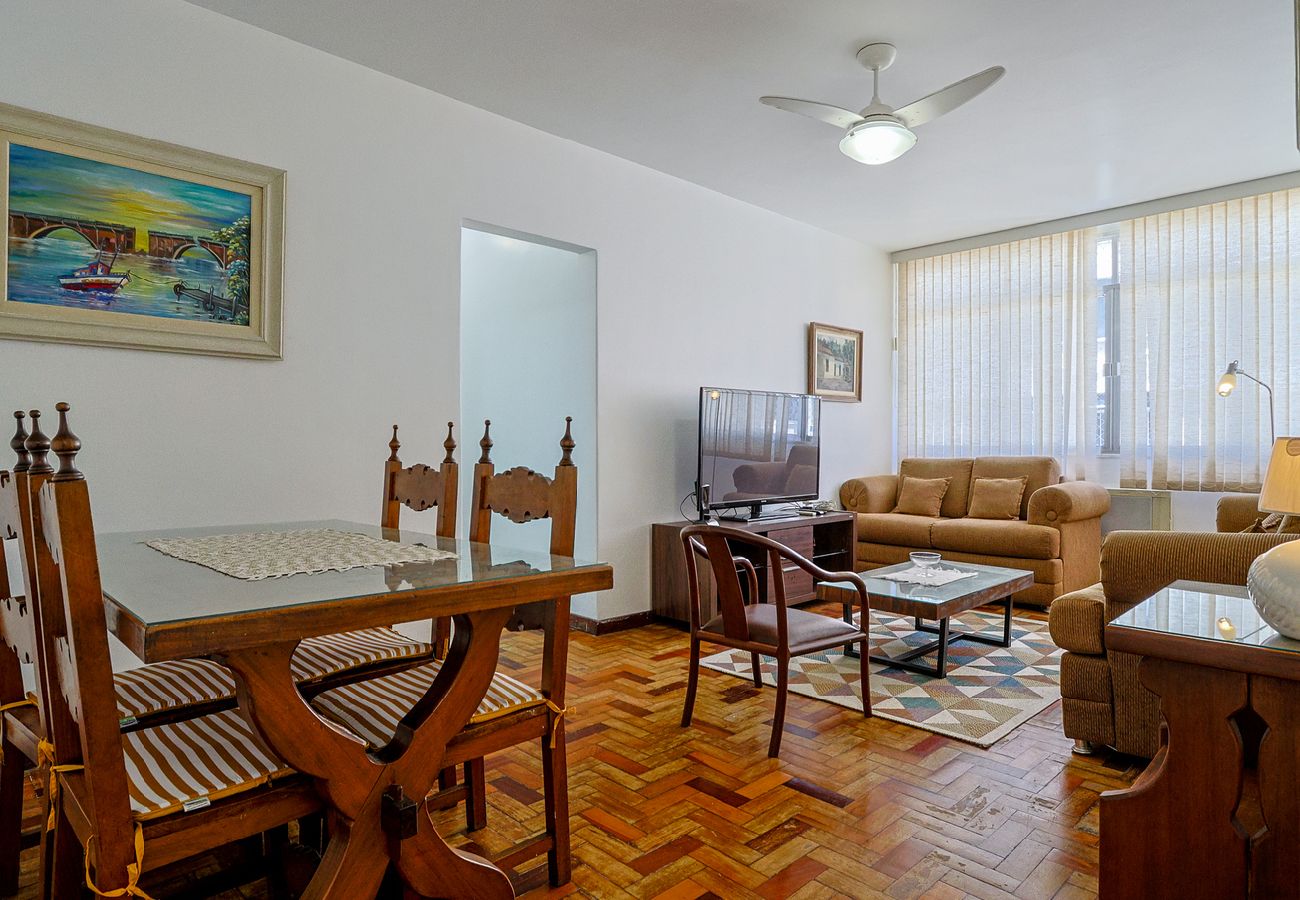 Apartment in Rio de Janeiro - Apto a 700m da Praia do Leblon com Wi-Fi e ar