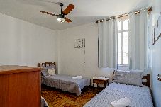 Apartment in Rio de Janeiro - Apto a 700m da Praia do Leblon com Wi-Fi e ar