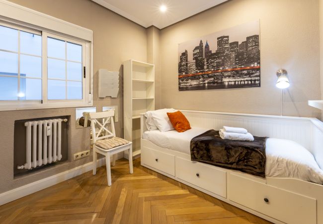 Apartamento en Madrid - Cozy Apartment Madrid. Bº SALAMANCA, IFEMA. AEROPUERTO. 2 ROOMS- 6 PAX - ELEVATOR .Temporal Apartamento en Madrid - Cozy Apartment Madrid. Bº SALAMANCA, IFEMA. AEROPUERTO. 2 ROOMS- 6 PAX - ELEVATOR .Temporal