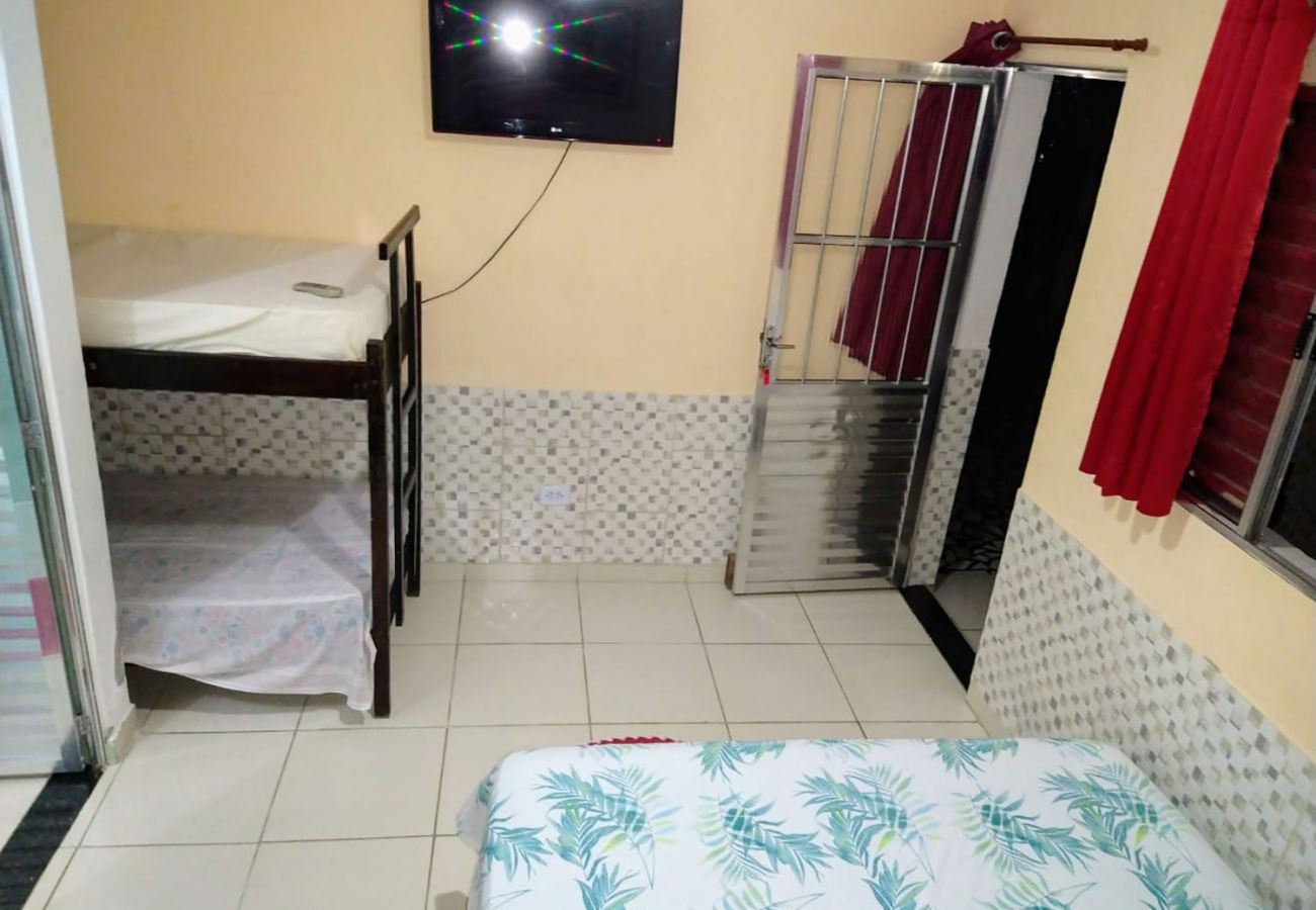 Alquiler por habitaciones en Caraguatatuba - Suíte 10 com wifi a 4 min da praia em Caraguá Alquiler por habitaciones en Caraguatatuba - Suíte 10 com wifi a 4 min da praia em Caraguá